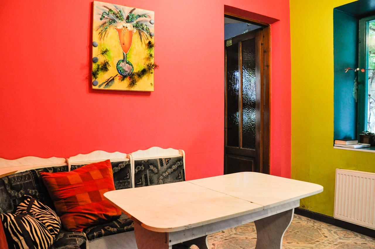 Funky Mamaliga Hostel Chişinău Esterno foto